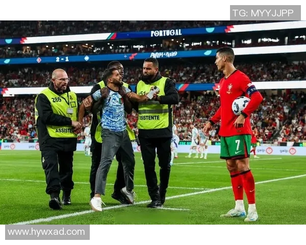 欧冠赛场惊现奇葩瞬间球迷冲入场内强抢C罗球衣